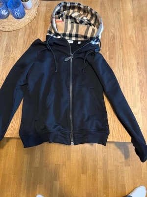 Burberry hoodie  - Burberry hoodie fint skick, kvittot från förra ägaren i sista bilden