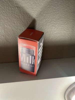 Milk Makeup krämrouge stick - Fick hem nu men i fel färg endast testat på handen Säljer ett krämrouge i stickformat från Milk Makeup. Färgen är en varm, rosig ton och förpackningen är grå med tydlig logga och genomskinligt lock. Perfekt för att ge kinderna en naturlig glow och enkel att applicera direkt på huden.