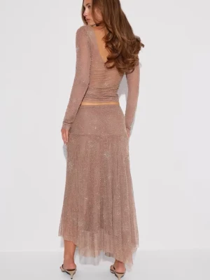 Glittrig beige sett  - Säljer en elegant beige settmed glittriga detaljer och lång ärm. Settet har en lätt transparent look, v-ringad rygg och ett flytande fall. Perfekt för dig som vill sticka ut med en unik och glamorös stil.