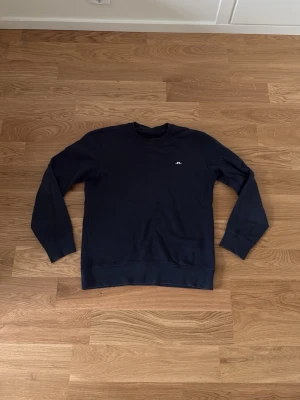 Mörkblå J.Lindeberg sweatshirt  - Storlek S och använd fåtal gånger. Priset ej hugget i sten och hör av dig vid funderingar