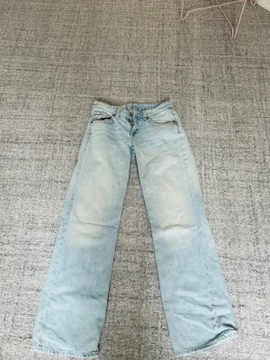 Ljusblåa trf baggy Zara jeans!! - Säljer ett par ljusblå jeans med små slitningar. Det är modellen trf med låg midjade baggy jeans från zara i storlek 34