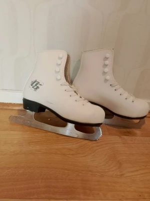 Vita konståkningsskridskor från Jofa - Säljer ett par klassiska vita konståkningsskridskor från ccm dom har 2 svarta fläckar (syns på bild) storlek 32, prisk kan diskuteras