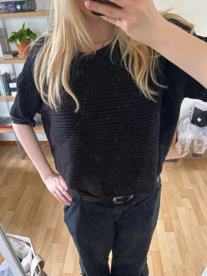 trekvartsärmad stickad topp - supercool med läderdetaljer på armarna storlek 38/S-M?