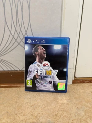 FIFA 18 till PS4 - FIFA 18 till PlayStation 4 med original blå plastfodral och skiva. Ett fotbollsspel där du kan spela med världens största lag och spelare. Perfekt för dig som gillar sportspel och vill utmana vänner.