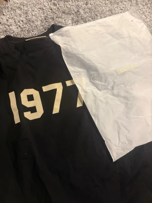 Essentials 1977 - Säljer en essentials 1977 i storlek S, tröjan är knappt använd i helt nytt skick men tagsen är borta, dustbag kommer med! 