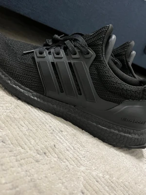 Adidas skor - Aldrig använda, storlek 45 i ultra boost passform, priset kan diskuteras, kolla bilderna noga då det är lite felstavning på skon