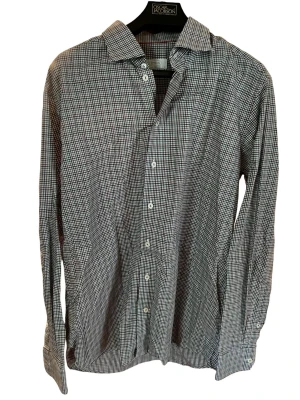 Rutig skjorta från Eton ”Contemporary fit” (43) - Klassisk rutig skjorta från Eton i 100% bomull. Skjortan har lång ärm, knappar framtill och en tidlös krage. Perfekt för dig som gillar stilrena och bekväma plagg med diskret mönster.