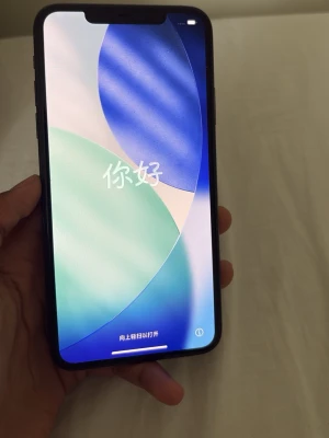 iPhone 11 Pro mörkgrå 256GB - Snygg iPhone 11 Pro i mörkgrå färg med 5,8-tums OLED-skärm och trippelkamera på baksidan. Telefonen har elegant glasbaksida och ram i rostfritt stål. Perfekt för dig som vill ha en kraftfull och stilren mobil från Apple.