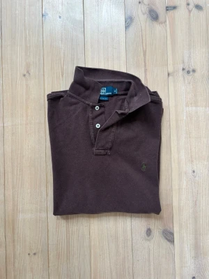 Vinröd pikétröja från Ralph Lauren - Säljer en vinröd Ralph lauren piké i storlek S. Inga konstigheter, du får varmt höra av dig vid frågor!