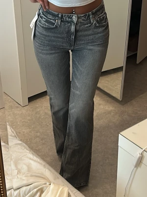 Med prislapp! Grå bootcut jeans  - Jag är 172cm för referens!