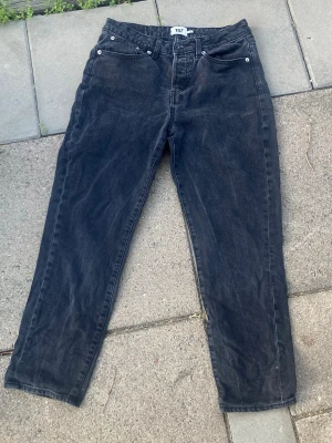 Svarta raka jeans i storlek M, med knappgylf - Säljer ett par snygga svarta jeans med rak passform som har knappgylf och är i storlek M.  Från Lager157 i modellen CONE. Ca 1-2cm för korta på mig och jag är ca 163cm. Säljes pga att dom inte används nåmer🤩☺️