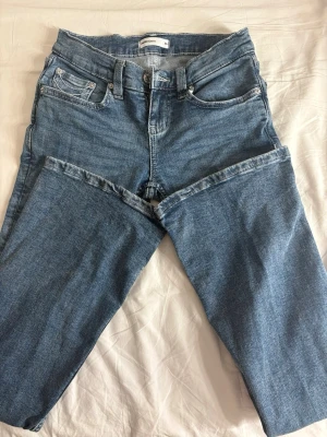 Low waist bootcut jeans - Ultra low waist bootcut jeans från Gina Tricot. Sparsamt använda!! Nypris: 500kr