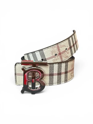 Rutig Burberry bälte med B-spänne - Snyggt bälte från Burberry i klassiskt rutigt mönster med beige, svart och röda toner. Bältet har ett stort metallspänne med Burberrys ikoniska B-logga. Tillverkat i skinn med exklusiv känsla och passar perfekt för att lyfta din outfit.