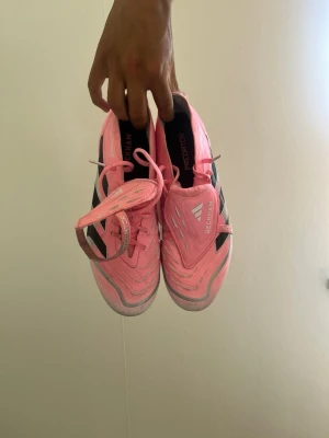 Adidas Predator Beckham rosa fotbollsskor - Säljer ett par Adidas Predator Beckham fotbollsskor bra skick storlek 44