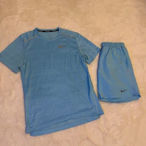 Nike Miler Set - Hej! Säljer nu mitt Nike Miler Set både t-shirten och shortsen i storlek S, mycket bra skick 8/10. Hör av er vid frågor eller vid intresse!😁