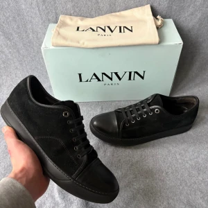 Lanvin skor  - Säljer ett par Lanvins som är i UK 9! Bara skorna medföljer vid köp! Finns en liten defekt på ena skosnöret! Hör gärna av dig om du har frågor! 