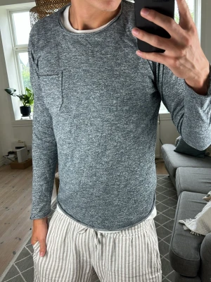 Stickad Grå Tröja  - Säljer nu denna simpla fast väldigt snygga tröjan! Inga defekter. Mått: A:46 B:42 C:43 D:61 (cm) Skriv vid fundering 😇🙌