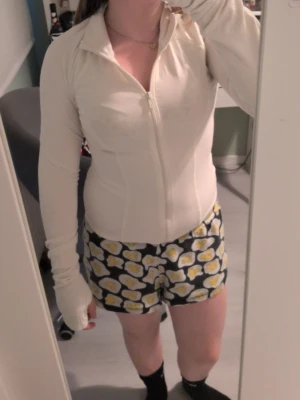 Fin zip tröja - Jättefin ziptröja från Gina Tricot. Tunt material, krämfärgad. Väldigt bekvämt. Kom gärna med frågor ☺️