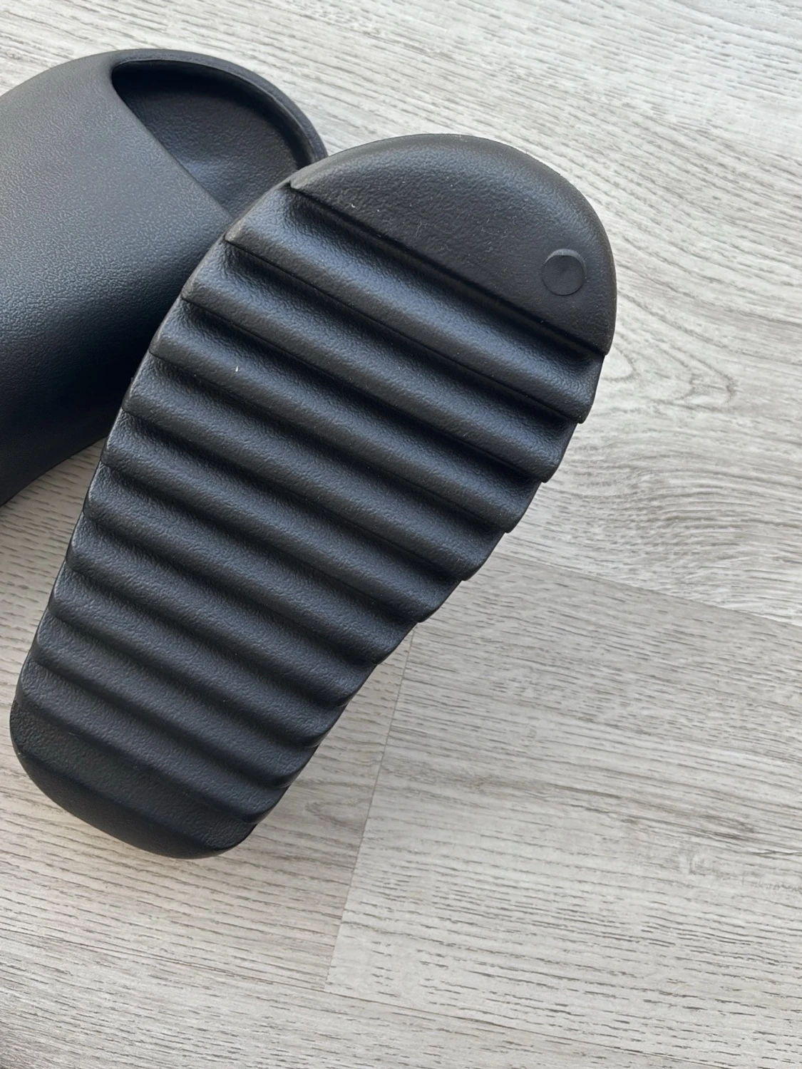 Svarta Adidas Yeezy Slides - 2