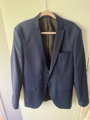 Jack and Jones kavaj - Snygg och fräsch kavaj. Inga defekter. Använd en gång. Nypris:2000. Mitt pris:399kr