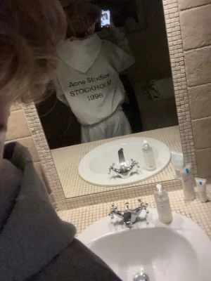 Grå hoodie från Acne Studios - Säljer en stilren grå hoodie från Acne Studios. Jag fick av min farmor på min 18års födelsedag den är storlek S men ja Acne Studios är kända för sina oversized kläder så den är ju lite större som en M kanske men sitter bra men va kanske inte min stil asså tog aldrig även av lappen heller för visste inte om jag ville lämna tillbaka den men kunde inte tog för långt tid på den sen dess har den bara legat hemma.