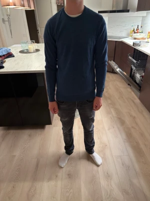 Martinique tröja - Säljer min svinsnygga Martinique tröja i blå. Tröjan är knappt använd och matchar till varje outfit. Hör av er vid fler frågor!