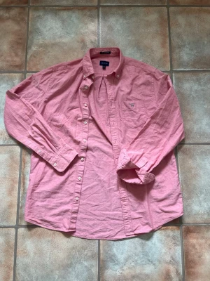 Gant Oxford Skjorta  - Säljer denna Gant skjorta i oxford material. Väldigt fint skick utan några tecken på slitage. Storlek M. Vid eventuella frågor eller funderingar, skriv!