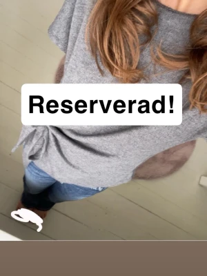 Grå topp med knyt från Zara - Stickad jättefin och trendig topp. Pris kan diskuteras och skriv gärna om du har några frågor. Kolla gärna på mina andra artiklar och skapa en bundle! Fri frakt!💕💕