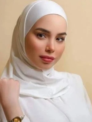 Vit hijab i mjukt tyg från Altura - Snygg vit hijab från Altura i ett mjukt och lätt material. Den är rektangulär och passar perfekt för en stilren look. Enkel att styla och sitter bekvämt hela dagen.