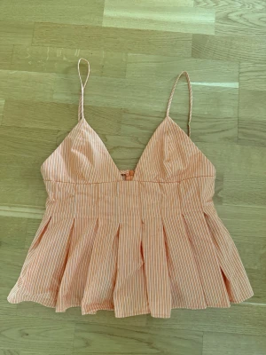 Linne/topp från Zara💕 - Säljer den här jättefina toppen i skjort material från Zara då den inte kommit till användning. Den är i nytt skick och har bara använts en gång. Storlek S!❤️