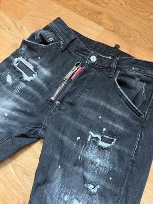 Svarta distressed jeans Dsquared2 - Säljer ett par svarta jeans dsq passar personer som är 165-175 cm ungefär 57-65 kg 
