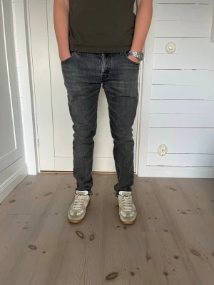 Jacob Cohën jeans - Säljer nu dessa snygga Jacob Cohën jeans!  Den är i färgen grå, och har en snygg wash.   Storleken är 31, och jag skulle säga att den sitter som det också, alltså är den true-to-size. Passformen är 622 comfort, och som man ser på bilderna så sitter den slim.  Skicket är 9/10, använda några gånger, men fortfarande otroligt fint skick och utan fläckar.  Nypriset är 4999 kr❌ Mitt pris är 1299 kr✅  Om du har några frågor eller funderingar är det bara att fråga, och priset är inte hugget i sten!🤝🤗
