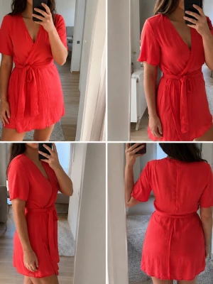 Röd omlottklänning  - Aldrig använd! Passar S/M🌸 Trendig röd omlottklänning från Glamorous med knyt i midjan och korta ärmar. Klänningen har en v-ringad hals och är tillverkad i ett lätt, flowy material som passar perfekt för varma dagar.