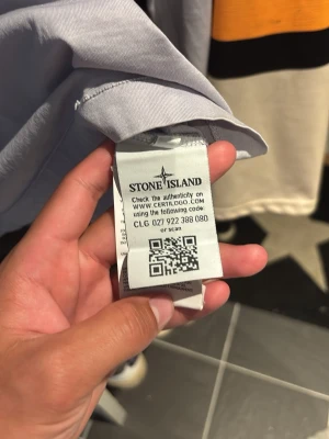 Lila långärmad topp Stone Island - Säljer en stilren lila långärmad topp från Stone Island 