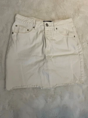 Vit jeanskjol - En vit jeanskjol från BikBok, storlek S. 