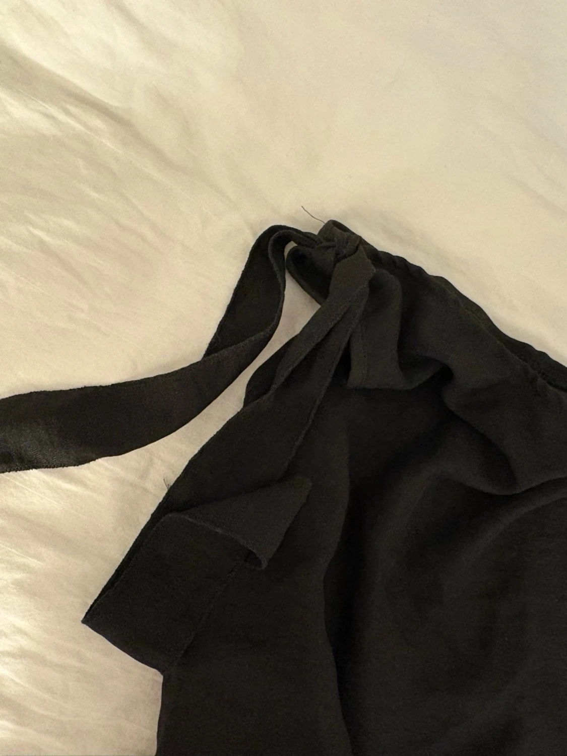 Svart oneshoulder topp med knyt - 1