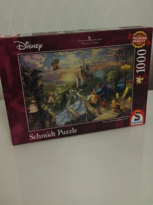 Disney Skönheten och Odjuret pussel - Säljer ett 1000-bitars pussel från Schmidt med motiv från Disneyfilmen Skönheten och Odjuret. I nytt skick och komplett 