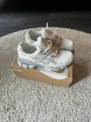Asics gel nyc - Asics gel nyc i storlek 42,5 (men passar nog bättre i storlek 42) helt nya utan prislapp, och du får med box