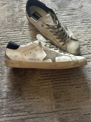 Golden goose skor - Säljer ett par riktigt feta golden goose i riktigt bra skick. Dom är i herrstorlek 44 och vid frågor om bilder eller liknande så är det bara att fråga🙂💛