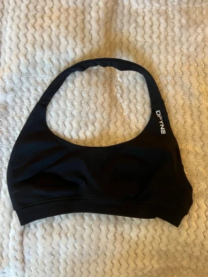 Svart sport-bh från DFYNE - DFYNE backless sport-bh gott skick. Kan gå ner i pris vid snabb affär! 