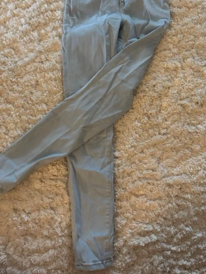 Ljusblåa high waist jeans XS - Säljer ett par ljusblåa high waist jeans från Bik Bok i storlek XS. Modellen är med smal passform och klassisk femficksdesign. Använda vid ett tillfälle, som nya.
