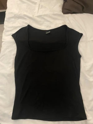 Topp - En söt top från Gina trico skicka för bilder på. Storlek m 