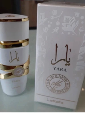 Lattafa YARA Parfym (VIT) - Trendig parfym från Lattafa med namnet Yara. Snygg design med guldiga detaljer. Perfekt för dig som vill sticka ut med en unik flaska i samlingen. Endast sprayad 1-2 gånger, säljer eftersom det inte min doft. Doftar liten not av vanilj men lite myskig. Påminner väldigt mycket om en höst doft!
