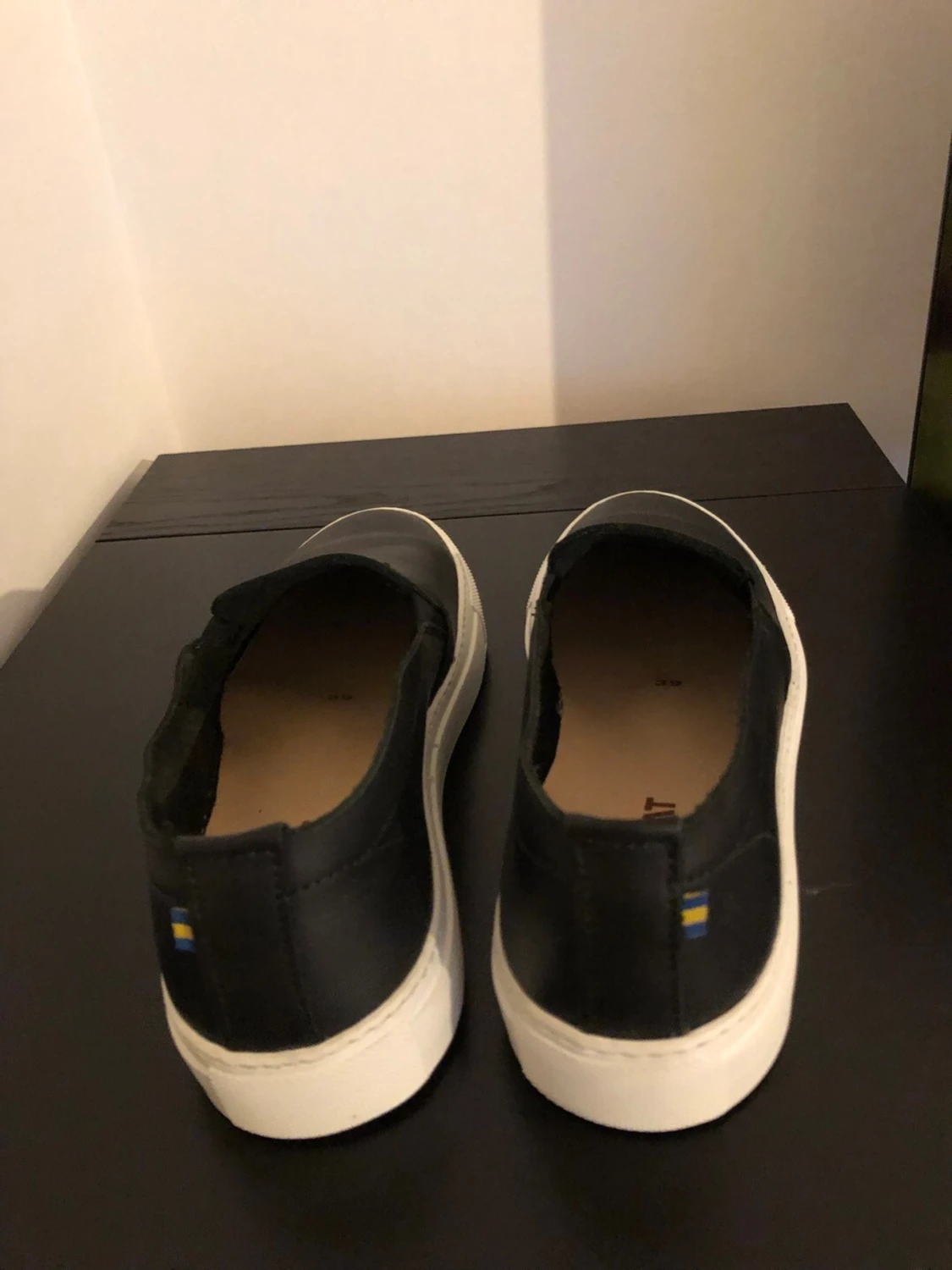 Svarta slip-on sneakers från Kavat - 2