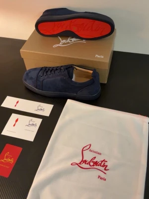 Loubs - Mörk blåa Loubs storlek 44. Helt nya och oandvända. Allt på bilden medföljer. Passar perfekt nu till balen sommaren osv. Inte rikti