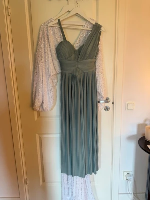 Klänning från ASOS  - Jättefin klänning från ASOS, perfekt ifall du ska på bröllop eller bal 