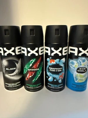 AXE deodorant body spray 4-pack - Fyra olika AXE deodorant body sprays: Black, Africa, Anarchy For Him och Ice Chill. Flaskorna är svarta med olika färgdetaljer och har sprayfunktion. Perfekt för dig som vill ha fräscha dofter och enkel applicering.