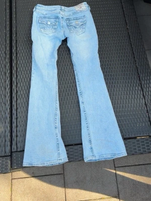 True religion jeans - Säljer mina låg midjade true religion jeans eftersom dem är för stora. Dem är w25 men är rätt stora i storleken. Dem har bara använts 2 gånger så iprincip ny skick💞