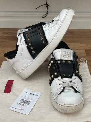 Valentino Rockstud Untitled sneakers - Valentino Garavani Rockstud skor. Köpa från vestiarie Collective för 6000kr. Knappt använda för det var för stora. Pris kan gå att diskutera.