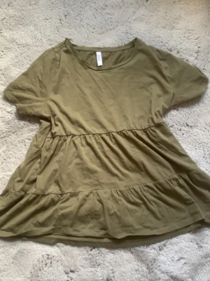 Grön volang topp - En grön volang topp, mycket skönt material!!🥰